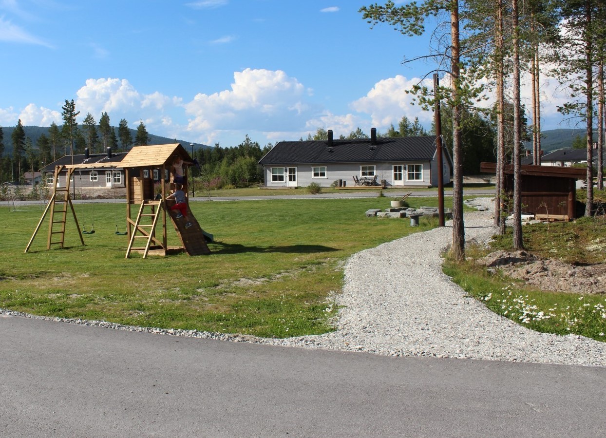 Barn som leker på lekeplassen i Kvennstøa på Tynset