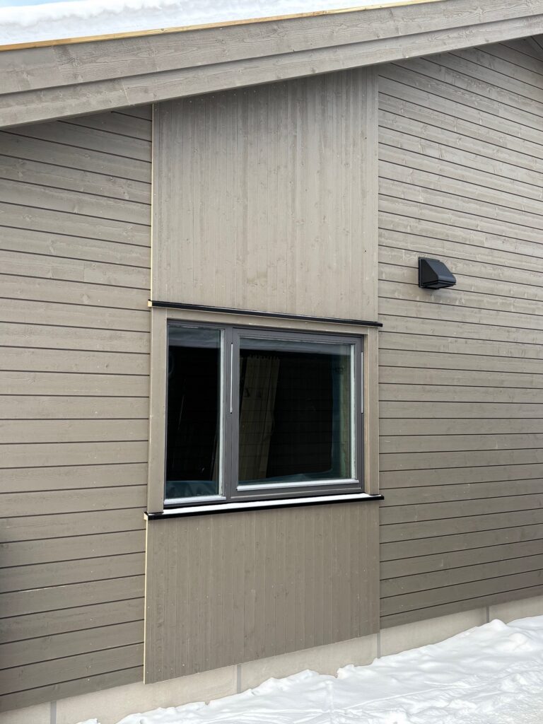 Tomannsbolig med mørke vinduer 